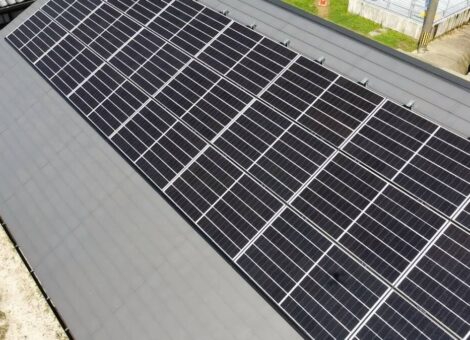 佐世保市 K様邸 太陽光発電パネル・蓄電池設置工事　Qセルズ：Q.PEAK DUO-G355　ニチコン：ESS-H2L1　金属折板架台工法