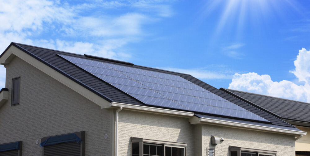 我が家は設置できる？屋根の向き・広さと発電量の関係
