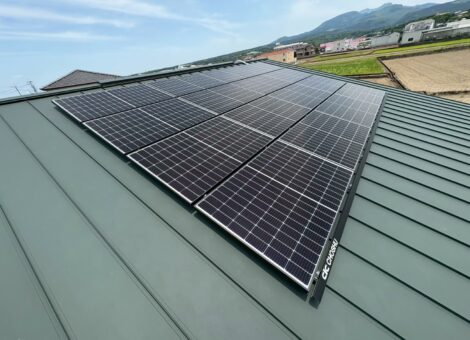 雲仙市　N様邸【後付け】太陽光発電(長州産業：CS-340B81)蓄電池(長州産業：CB-P127M05A)設置工事　金属折板屋根　掴み金具