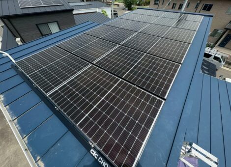 長崎県佐世保市　S様邸【後付け】太陽光発電システム(長州産業：CS-340B81)蓄電池（長州産業：CB-P127M05A)設置工事　金属折板屋根　キャッチ工法