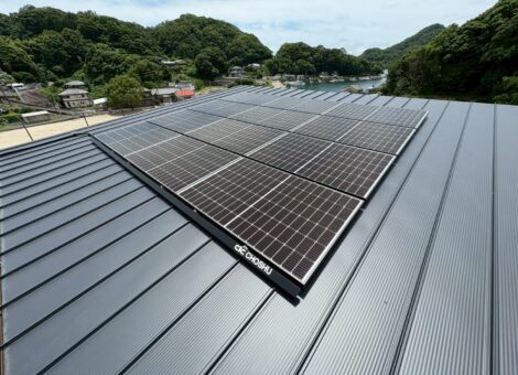 長崎県佐世保市　I様邸【後付け】太陽光発電システム(長州産業：CS-340B81)蓄電池（長州産業：CB-P98M05A)設置工事　金属折板屋根　キャッチ工法