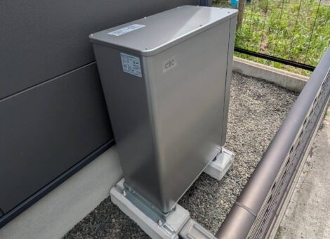 長崎県佐世保市　T様邸【後付け】太陽光発電システム(長州産業：CS-340B81)蓄電池（長州産業：CB-P127M05A)設置工事　金属折板屋根　キャッチ工法