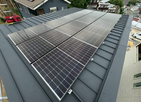 長崎県佐世保市　H様邸【後付け】太陽光発電システム(長州産業：CS-340B81)蓄電池（長州産業：CB-P127M05A)設置工事　金属折板屋根　キャッチ工法