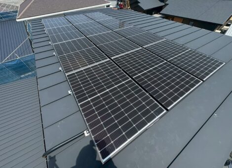 長崎県佐世保市　T様邸【後付け】太陽光発電システム(長州産業：CS-340B81)蓄電池（長州産業：CB-P127M05A)設置工事　金属折板屋根　キャッチ工法