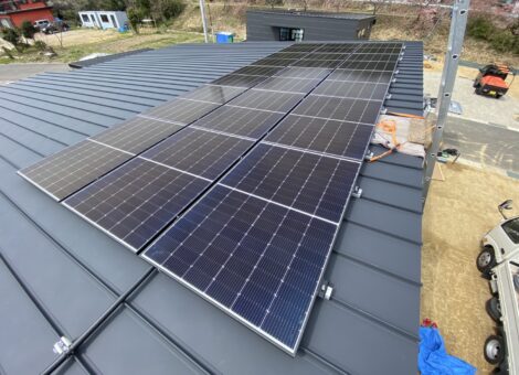 長崎県北松浦郡佐々町　H様邸【新築時】太陽光発電システム(Qセルズ：Q.PEAK DUO M-G11 400)設置工事　金属折板屋根　キャッチ工法