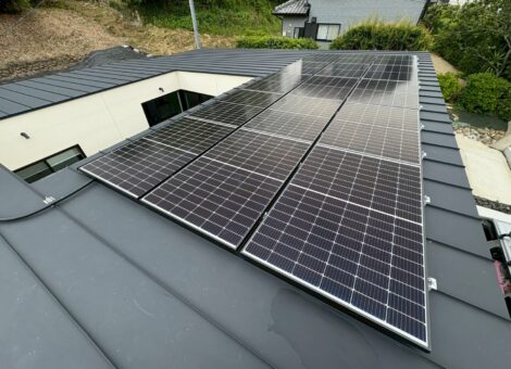 長崎県佐世保市　I様邸【後付け】太陽光発電システム(長州産業：CS-340B81)蓄電池（長州産業：CB-P127M05A)設置工事　金属折板屋根　キャッチ工法