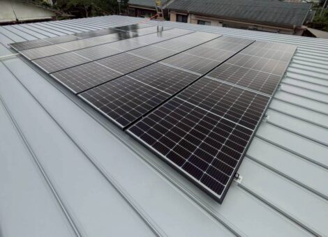 長崎県佐世保市　K様邸【新築時】太陽光発電システム(長州産業：CS-340B81)設置工事　金属折板屋根　キャッチ工法