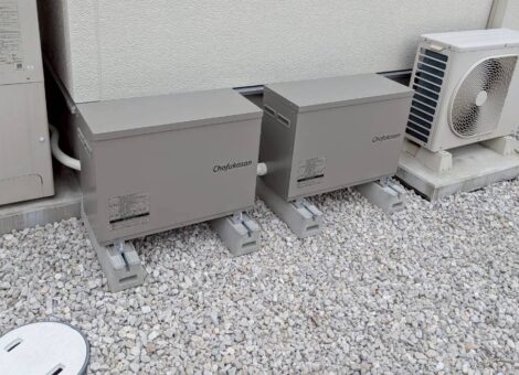 長崎県松浦市　M様邸【後付け】太陽光発電システム(Qセルズ：Q.TRON M-G2.4＋ 430)　蓄電池(ニチコン：ES-T3MCK＋ES-T3XCK）設置工事　ガルバリウム鋼板　キャッチ工法