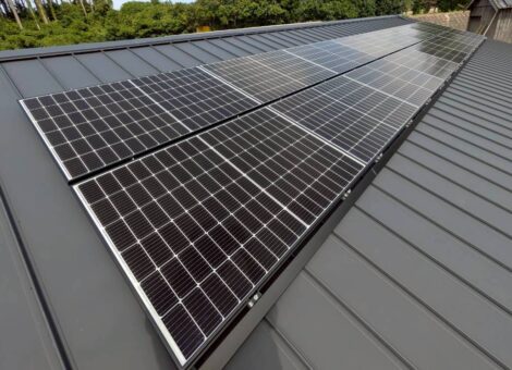 長崎県松浦市　K様邸【新築】太陽光発電システム(長州産業：CS-340B81)　蓄電池(長州産業：CB-P127M05A）設置工事　ガルバリウム鋼板　キャッチ工法