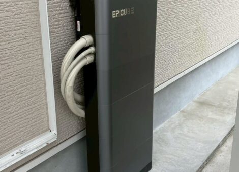 長崎県南松浦郡新上五島町　H様邸【後付け】太陽光発電システム(Qセルズ：Q.TRON M-G2.4＋ 430)　蓄電池(カナディアンソーラー：EP Cube HES-JP2-613G）設置工事　ガルバリウム鋼板　キャッチ工法