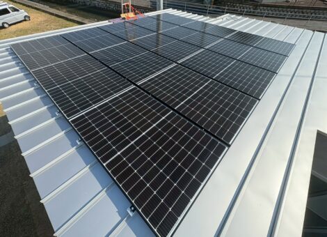 長崎県松浦市　T様邸【新築】太陽光発電システム(長州産業：CS-340B81)　蓄電池(長州産業：CB-P98MS06A）設置工事　ガルバリウム鋼板　キャッチ工法