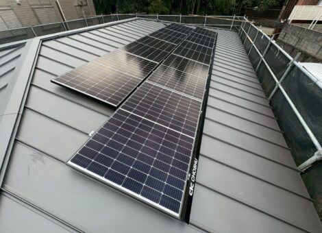 長崎県平戸市　K様邸【新築】太陽光発電システム(長州産業：CS-340B81）設置工事　ガルバリウム鋼板　キャッチ工法