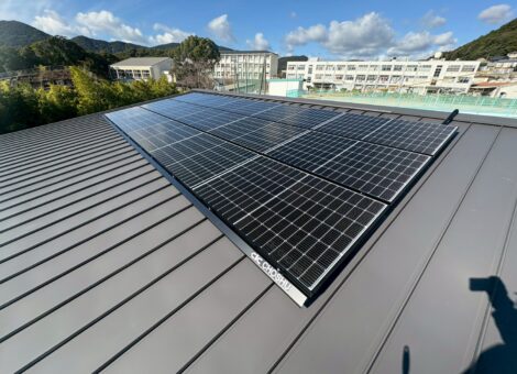 長崎県佐世保市　S様邸【新築時】　太陽光発電システム(長州産業：CS-340B81）設置工事　ガルバリウム鋼板　キャッチ工法