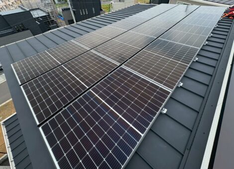 長崎県佐世保市　D様邸【新築】太陽光発電システム(長州産業：CS-355K41H）蓄電池（長州産業：CB-H55T05A1）設置工事　　ガルバリウム鋼板　キャッチ工法
