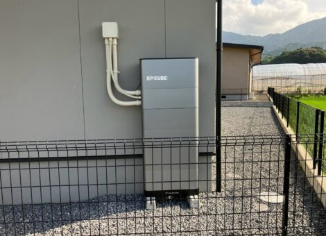 佐賀県伊万里市　M様邸【後付け】太陽光発電システム(カナディアンソーラー：CS6.2-48-TM-455）蓄電池(カナディアンソーラー：EPCube HES-JP2-613G）設置工事　ガルバリウム鋼板　キャッチ工法