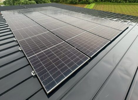 長崎県松浦市　S様邸【新築】太陽光発電システム(NextEnergy：NER108M465B-NE）蓄電池（CanadianSolar：EpcubePCS-JP2-6G）設置工事　ガルバリウム鋼板　キャッチ工法
