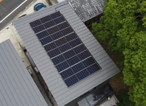 長崎県佐世保市　Ｍ様邸【後付け】太陽光発電システム(長州産業：CS-390Ｎ11）蓄電池（CB-P127M06A）設置工事　ガルバリウム鋼板　キャッチ工法