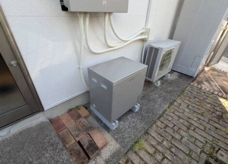 長崎県佐世保市　K様邸【後付け】太陽光発電システム(NextEnergy：NER108M465B-NE）蓄電池（ニチコン：ESS-T6L1）設置工事　ガルバリウム鋼板屋根　キャッチ工法