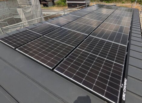 長崎県佐世保市　M様邸【新築】太陽光発電システム(長州産業：CS-364B91/CS-243B91）蓄電池（長州産業：CB-P127M06A）設置工事　ガルバリウム鋼板屋根　キャッチ工法